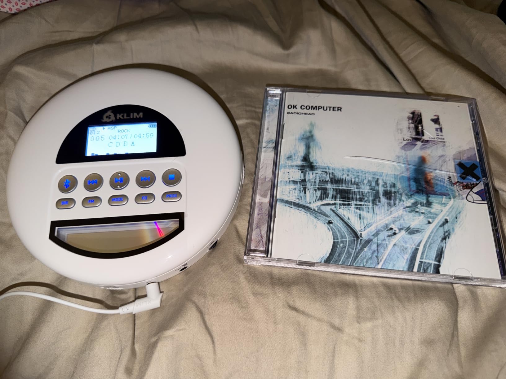 KLIM Nomad - Portable CD Player with Long-Lasting Battery - with Headphones - Radio FM - Compatible MP3 CD Player Portable - TF Card Radio FM Bluetooth - Ideal for Cars - Black customer photo 1