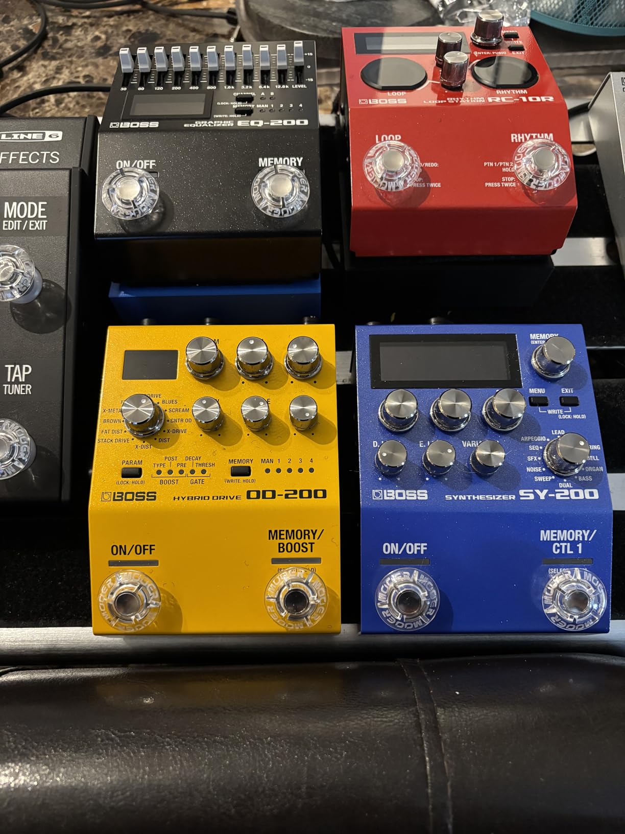 BOSS SY-200 Synthesizer Effects Pedal - Advanced Polyphonic Guitar Synth Technology, Full MIDI I/O, 128 Memories, 171 Synth Sounds customer photo 2
