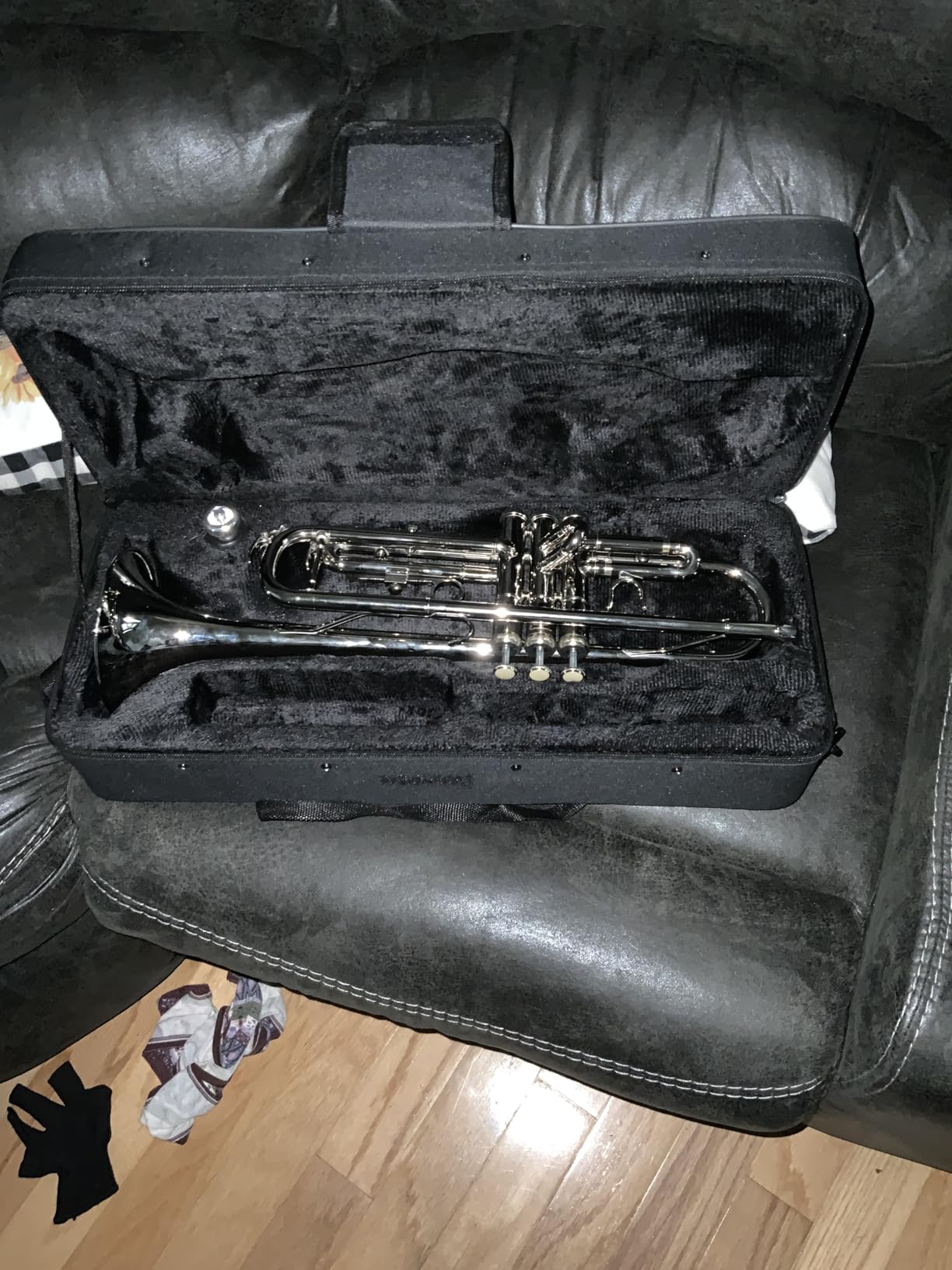 Ktaxon Bb Standard Trumpet for Beginners, Trumpet for Student with Hard Case, 7C Mouthpiece, Cleaning Cloth, Gloves, Brass Instruments for Kids and Adults(Gold) customer photo 2