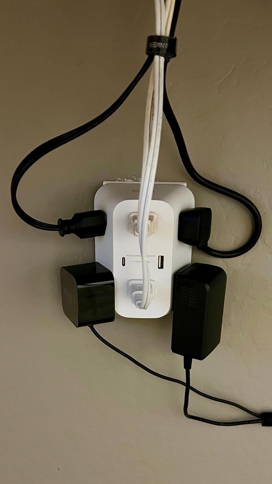 Belkin 6-Outlet Surge Protector Power Strip, USB-C & USB-A Ports w/ USB-C PD Fast Charge, ETL-Listed, Wall-Mountable w/ 6 AC Outlets, Overvoltage Protection, LED Indicator, 1,680 Joules of Protection customer photo 2