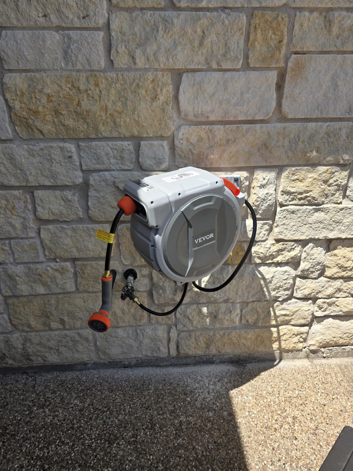 VEVOR Retractable Garden Hose Reel, 5/8 Inch x 100 ft Wall Mounted Hose Reel, Heavy Duty Garden Hose Reel with 9 Patterns Nozzle, Any Length Lock, Upgraded Slow Return System and 180 Degree Swivel Bracket customer photo 1